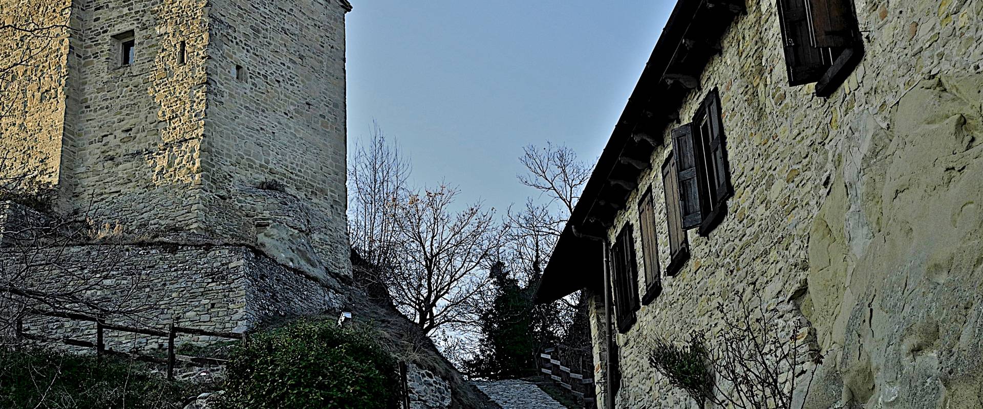 Salita al Castello di Carpineti photo by Caba2011